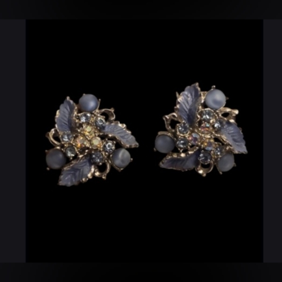 Vintage blue floral clip on earrings with sparkly sequences - Picture 2 of 6